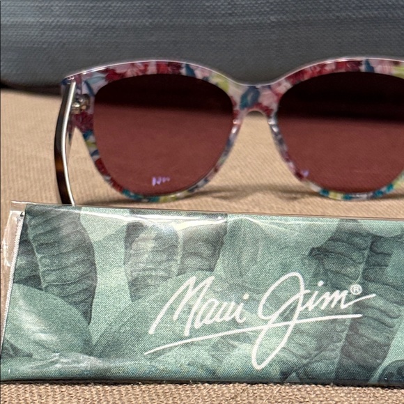 Maui Jim Tortoise Sunglasses with Floral Interior - Picture 5 of 11